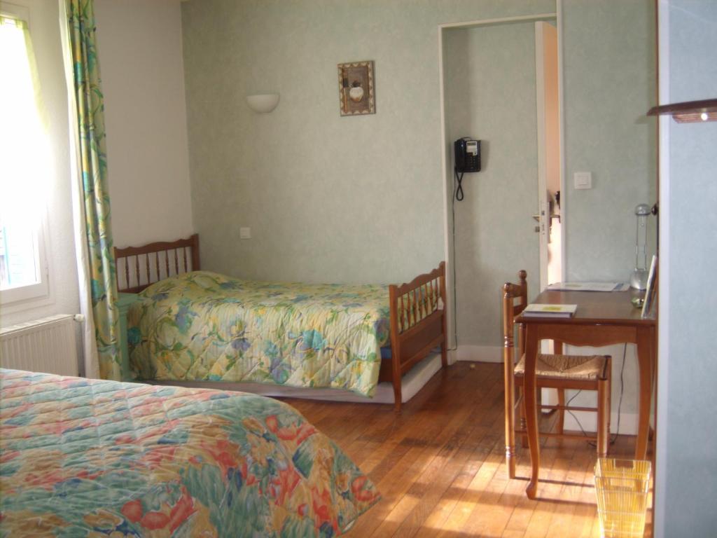Auberge Les Muriers La Ferté-Hauterive 객실 사진