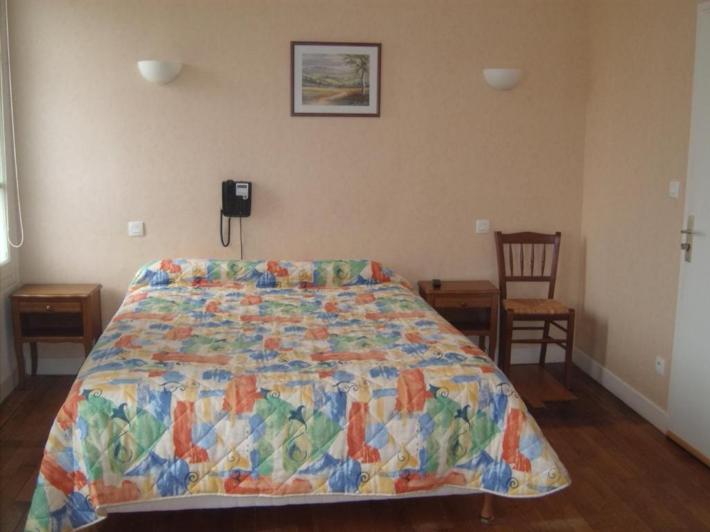 Auberge Les Muriers La Ferté-Hauterive 객실 사진